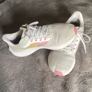 Women’s Nike Air zoom Pegasus 39 Running shoe White Wheat Gold Pink
